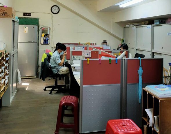 內壢國中校舍嚴重不足 教師擠活動中心看台後辦公 neili e1683709775273