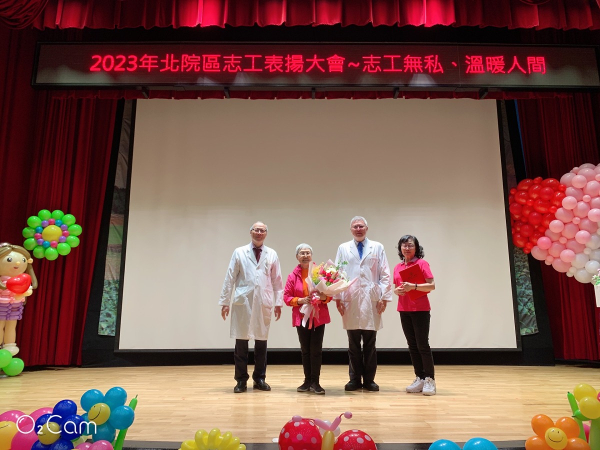 台北榮退長青志工獲頒感謝狀及花束