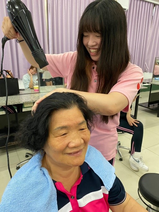 圖2：新生醫專同學為社區長輩找回美麗與自信。圖：新生醫專提供