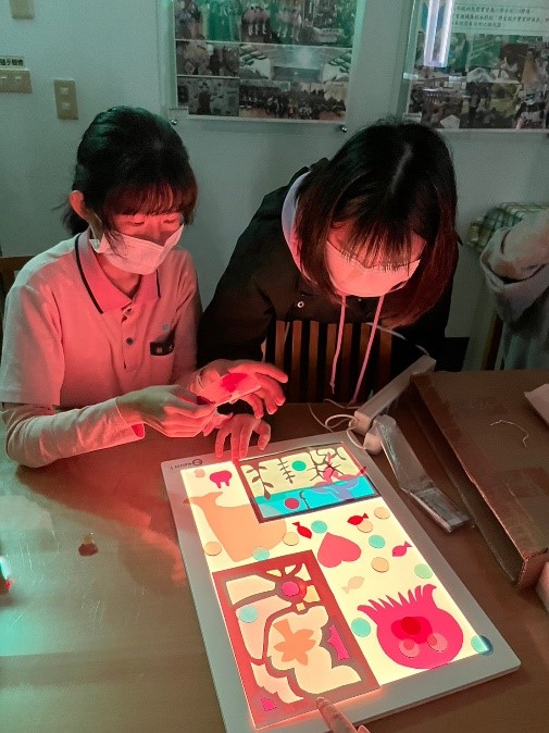 圖3：光影桌教具，成功吸引學生目光。圖／新生醫專提供