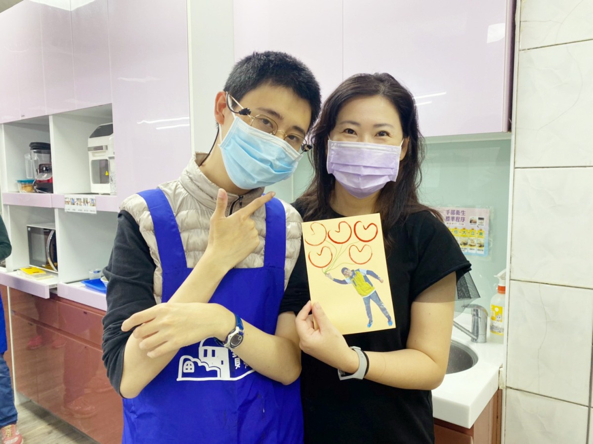 桃園寶貝潛能發展中心輔導 母收身心障兒手作餅乾直呼感動 慢飛勇寶貝小威手作卡片贈送給媽媽
