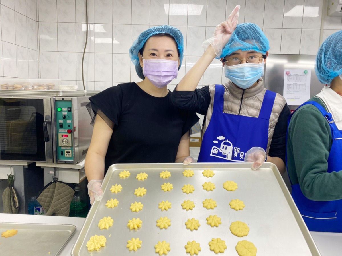 慢飛勇寶貝小威與媽媽一同完成餅乾製作，十分開心