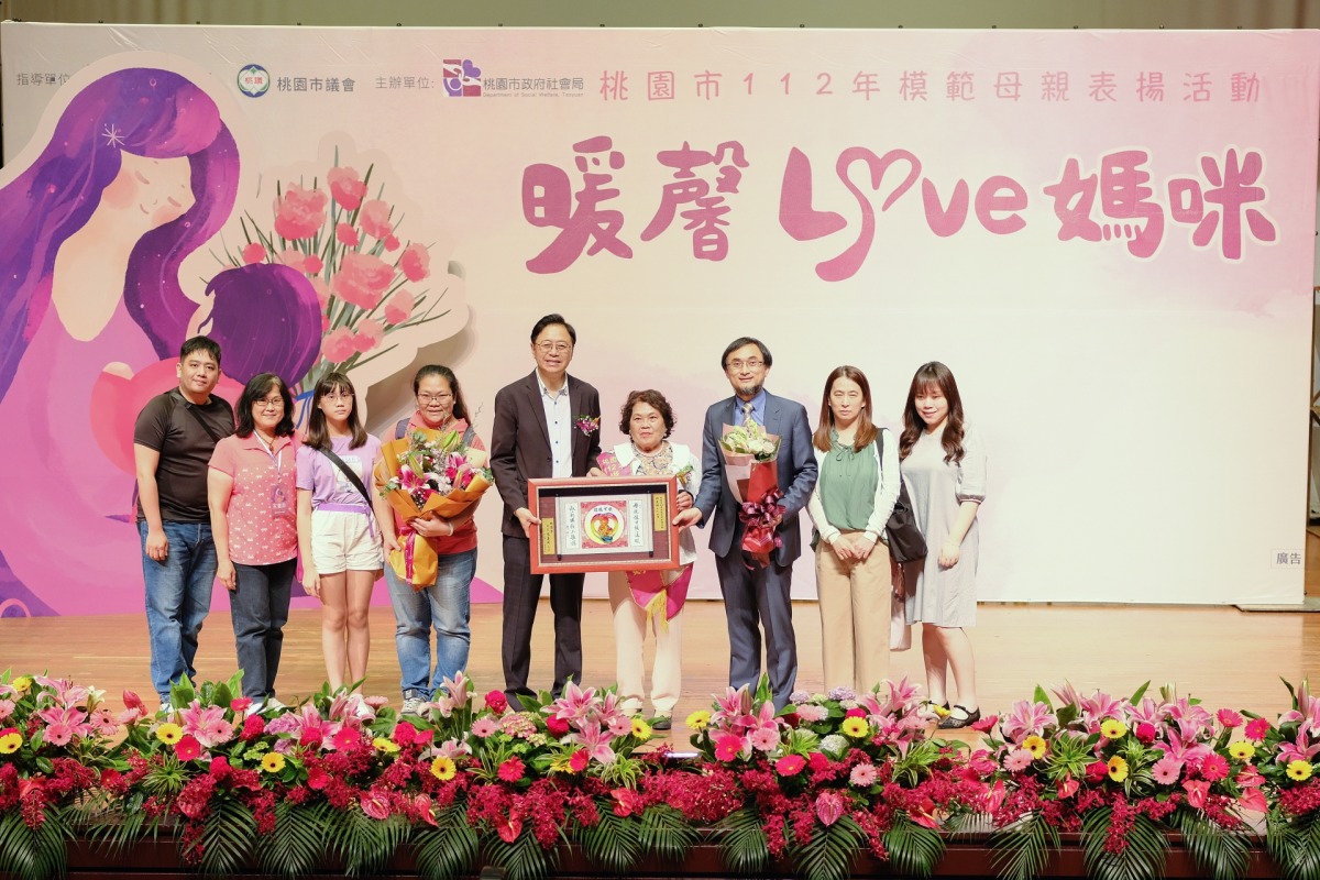 表揚感謝47位模範母親 動人故事展現桃園無畏的愛 暖馨LOVE媽咪 桃園市長張善政頒獎表揚112年模範母親並與其家人合影。