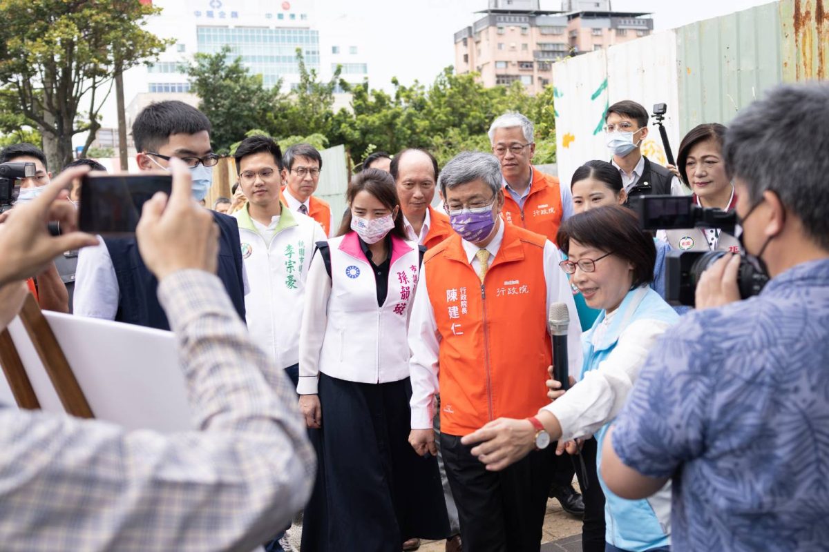 桃園養工處打造人本環境 陳建仁視察林口長庚周邊人行道 現地視察2 scaled