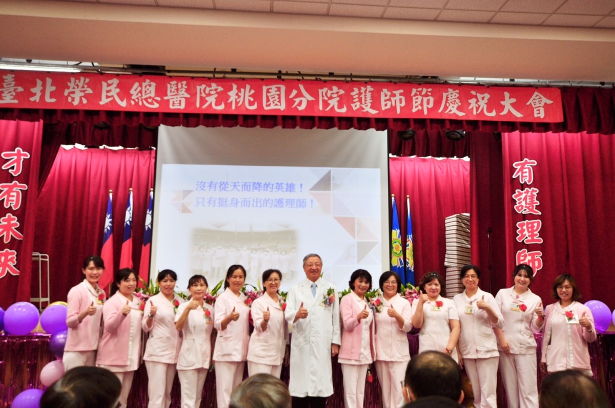 慶祝國際護師節 北榮桃分院發加菜金 院長與護理主管