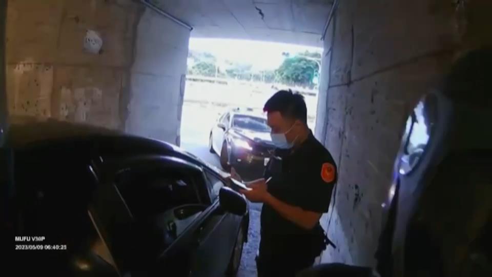 【有片】黑色休旅車形跡可疑 龜山警埋伏涵洞逮5名失聯移工 龜山龜山