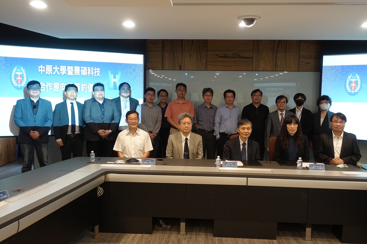 中原大學、景碩科技合作培育半導體人才 助學子接軌職場 01 中原大學與景碩科技攜手培育半導體前瞻人才。