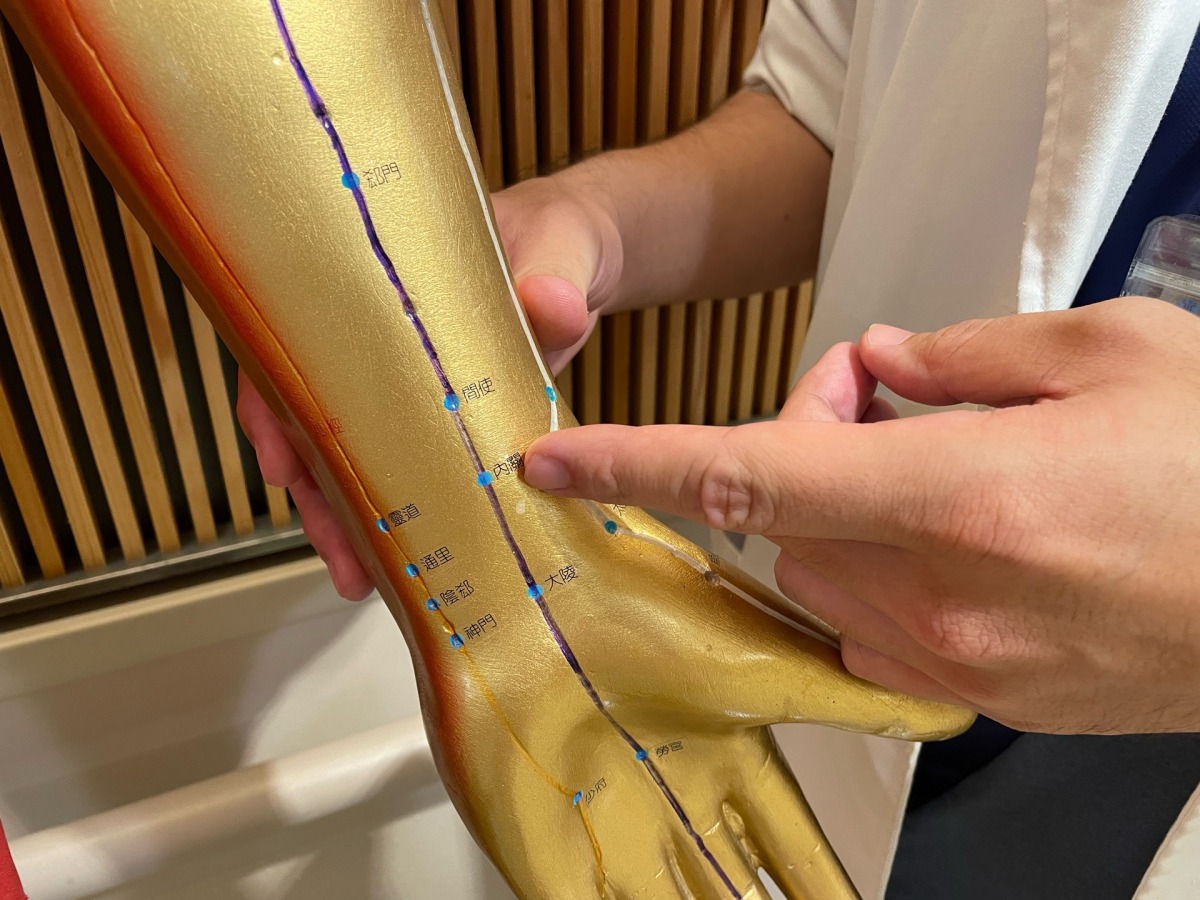 粽子吃多難消化!林口長庚:這2穴道可緩解腸胃不適 02中醫師示範按摩內關穴有助緩解或調理脾胃