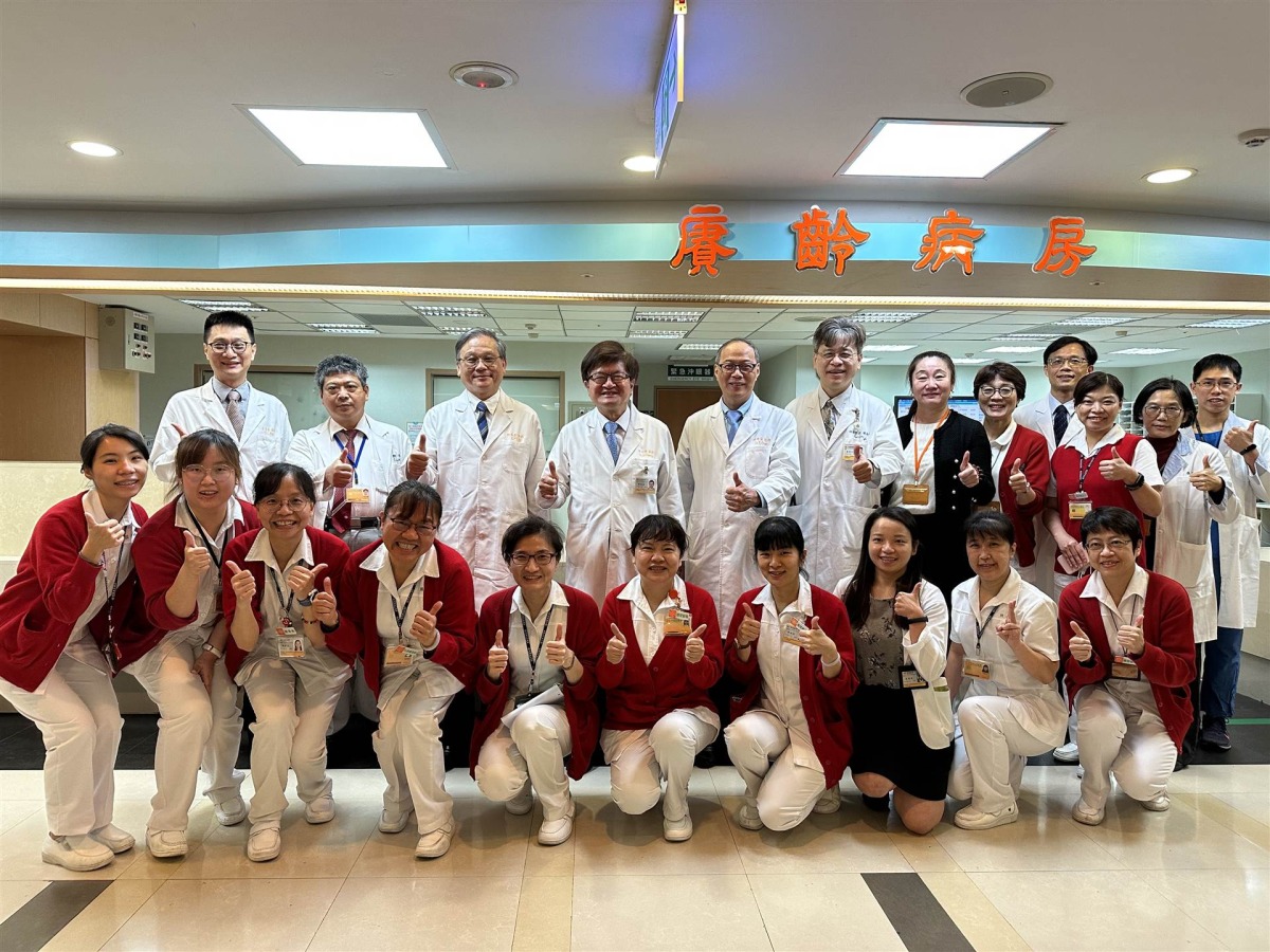 林口長庚提前慶端午 病患DIY香包留下難忘回憶 1.高齡醫學賡齡病房合照