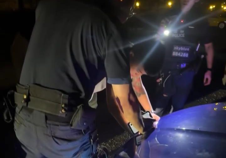 【有片】2男摩鐵遇臨檢落跑 因「引擎蓋餘溫」露餡