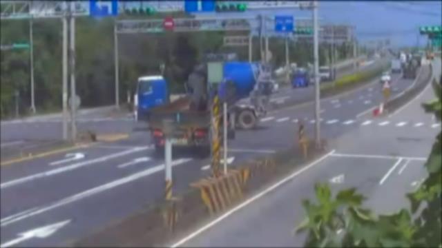 台66水泥車路口迴轉 遭半聯結車攔腰撞