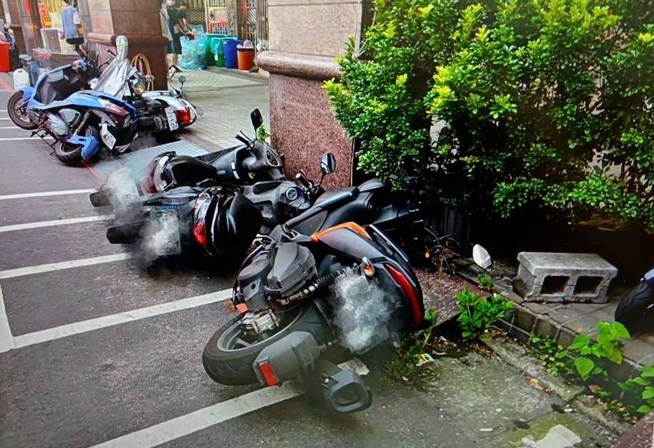 【有片】賠慘了!老翁停車忘記「這動作」連撞14輛機車 1473466