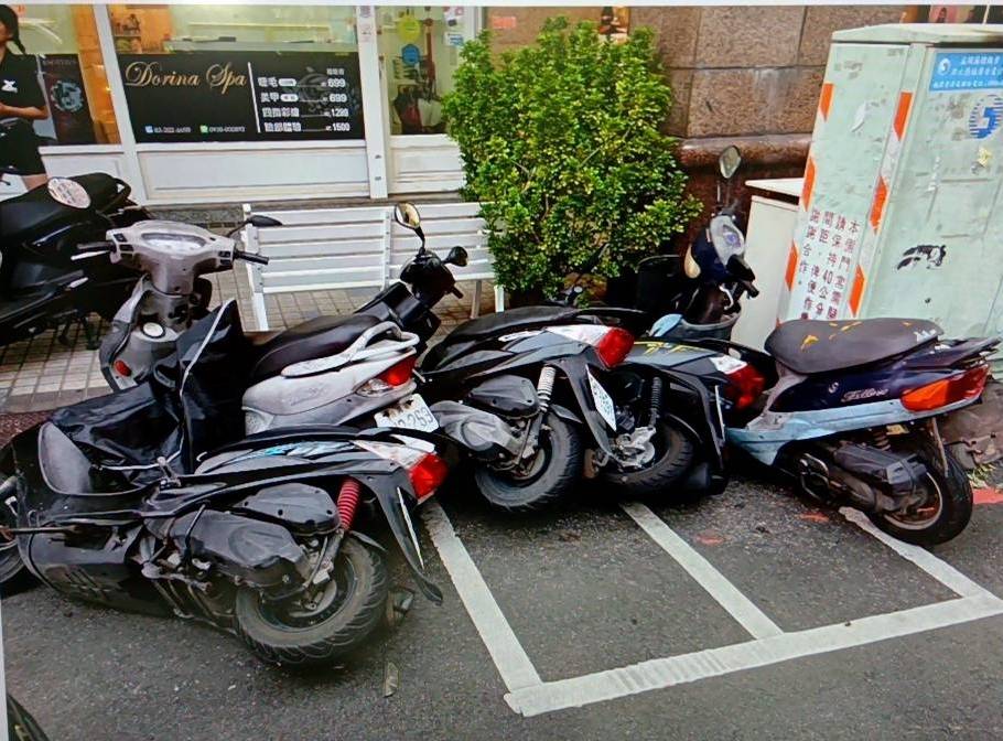 【有片】賠慘了!老翁停車忘記「這動作」連撞14輛機車 1473469