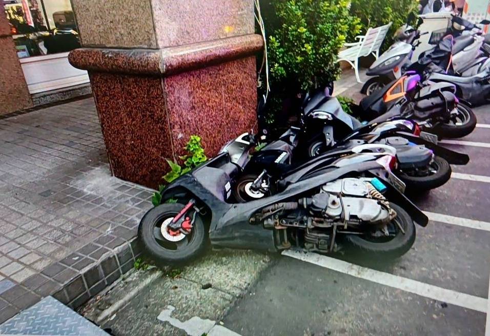 【有片】賠慘了!老翁停車忘記「這動作」連撞14輛機車