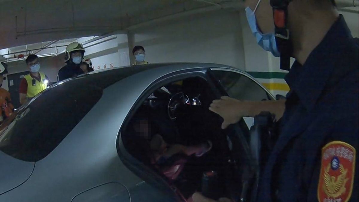 媽媽下車3歲娃獨被反鎖車內 警消破窗即時救援 1477365 scaled