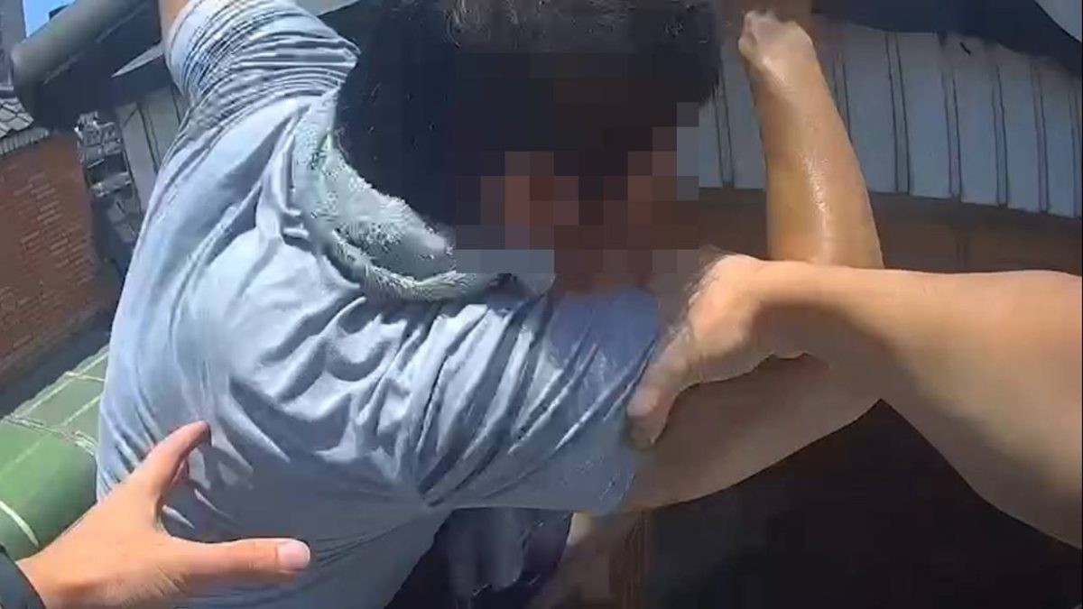 【有片】不要命?通緝犯爬屋頂躲藏 難逃警察法眼 1493883 scaled