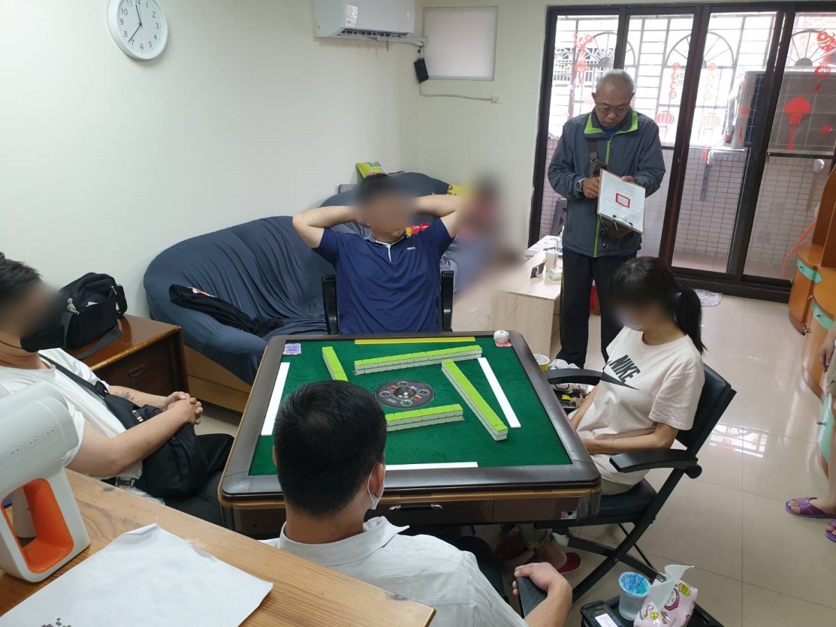 光天化日社區聚賭 警逮12人查扣10萬賭金 1543760 副本