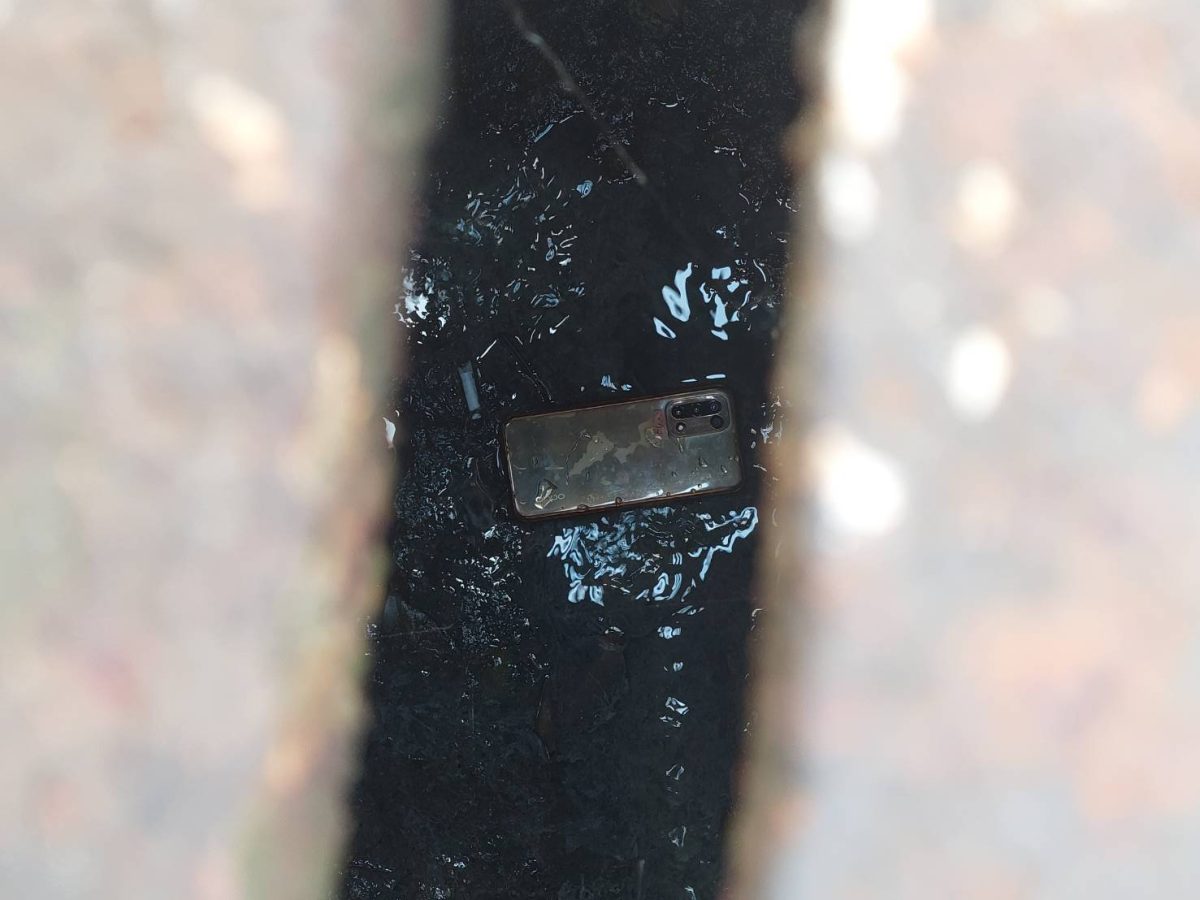 少女「奶油手」摔手機進40公分深水溝 壢警自製工具救援 1684308848843 scaled