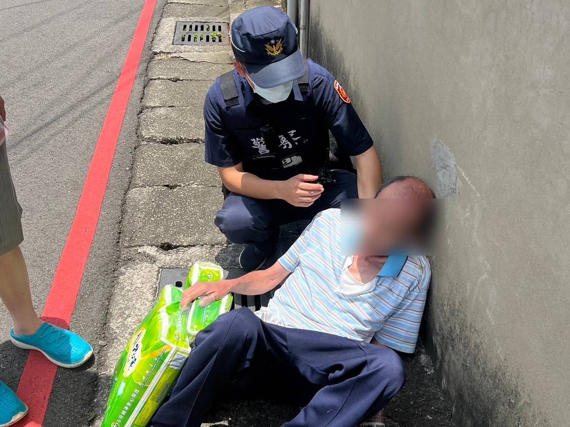 天氣熱!7旬翁中暑癱倒路邊 平警及時伸援 191760
