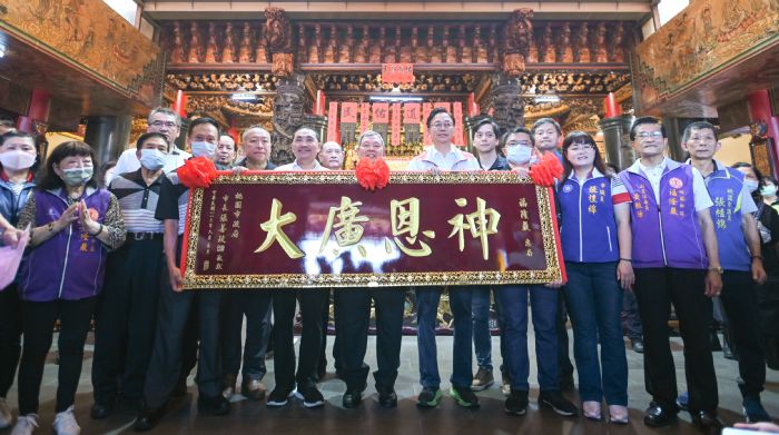 清水祖師爺成道紀念日 張善政贈匾蘆竹福隆巖「神恩廣大」 20230623135429084