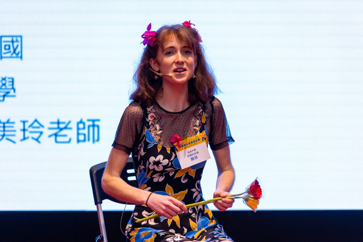 2023年《國際扶輪社外國留學生華語暨臺語講演比賽》上，簡珍以臺語和布農語演唱歌曲並朗讀詩人東方白創作的臺語詩《上美的花》，最終勇奪冠軍