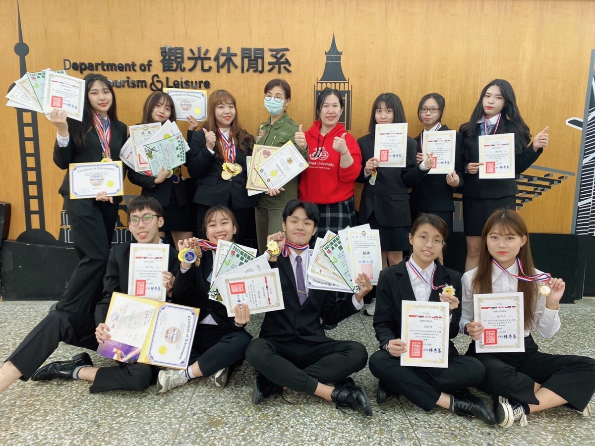 龍華科大為學生找未來 入選年度最佳綜合大學 2023最佳大學排行榜 龍華科大再度入榜綜合型大學Top 30 3