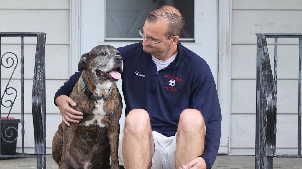 癌末狗狗最後1次散步!邀請鄰居「面對面說再見」