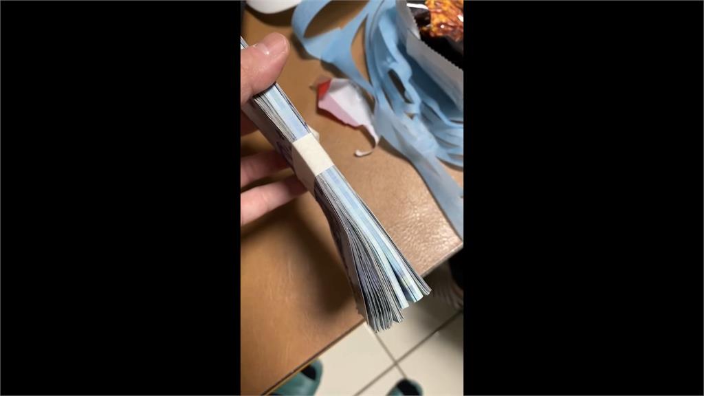 合庫臨櫃領10萬現金 民眾控中間夾59張玩具鈔