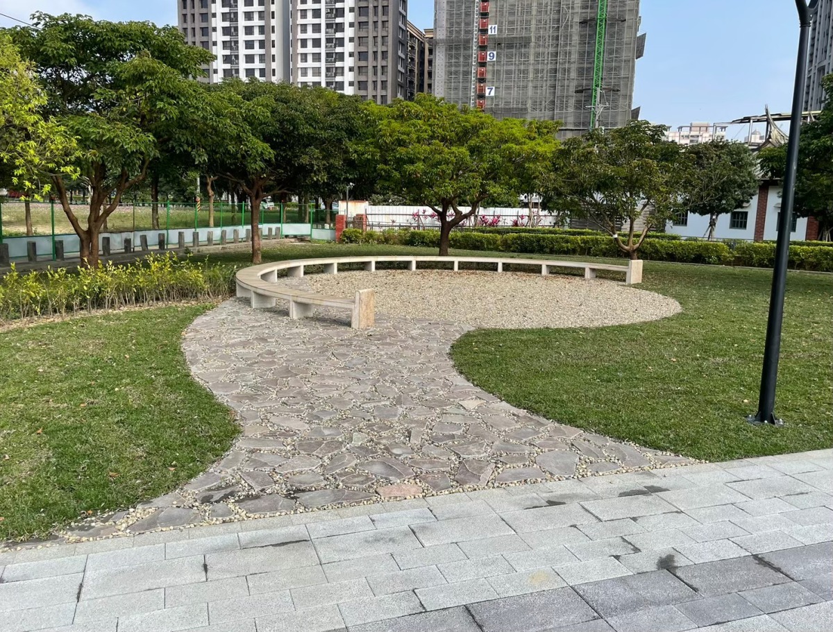 八德溪濱公園煥然一新 打造全齡共享遊憩空間 3文化廣場環形座椅日間照