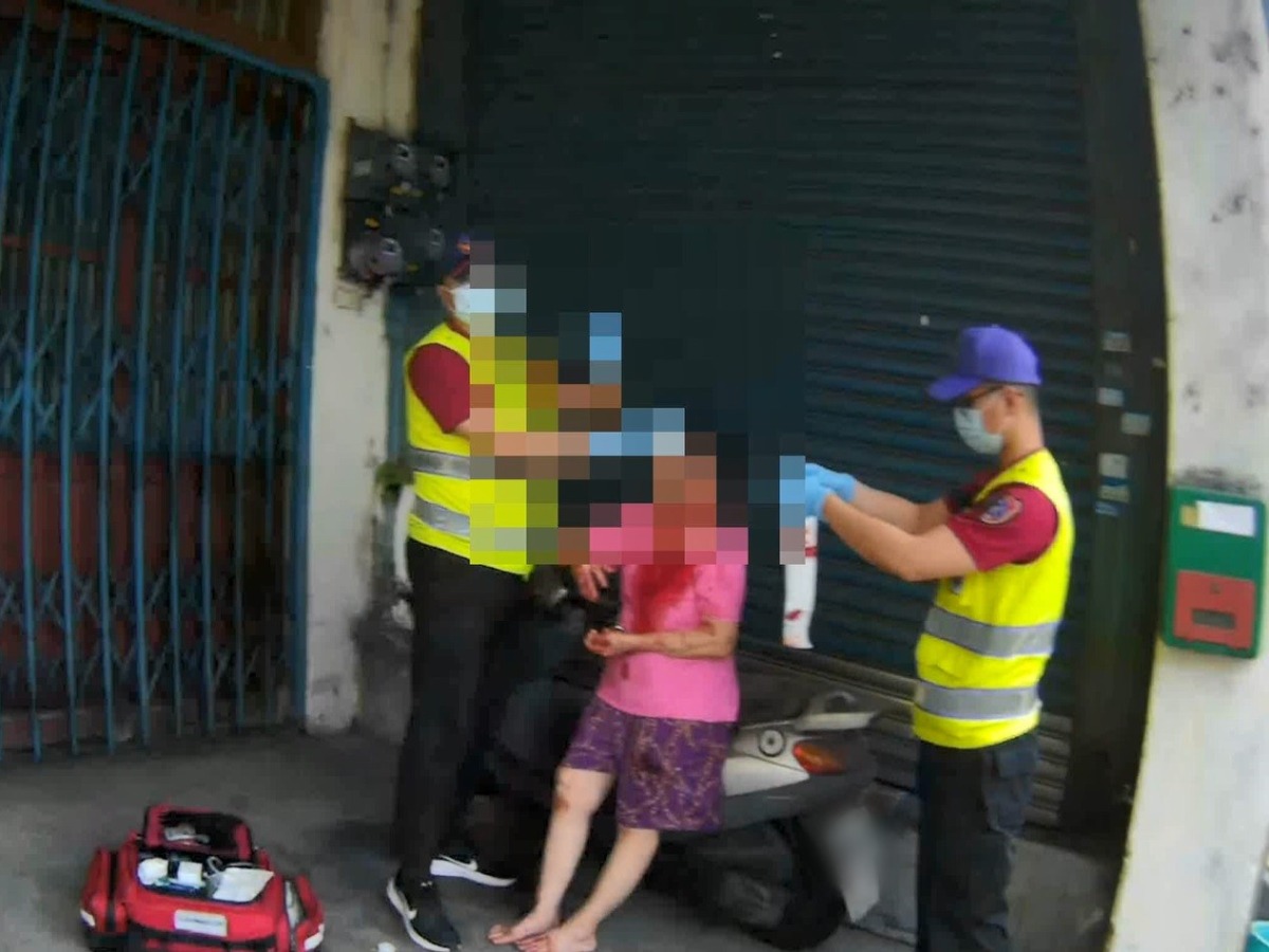 老伴跌倒送醫急救 中壢警陪伴照護中風翁 3發現