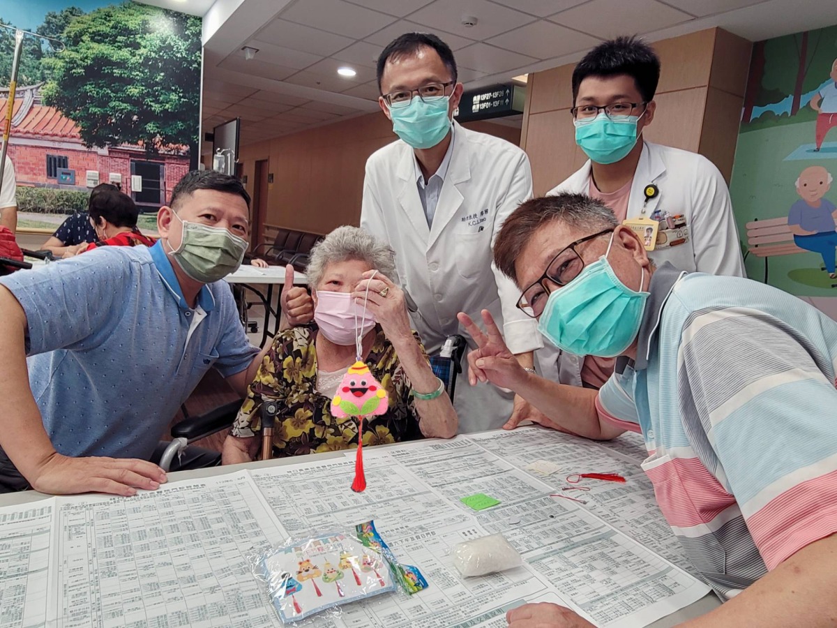 林口長庚提前慶端午 病患DIY香包留下難忘回憶 4.賡齡病房端午節手作活動