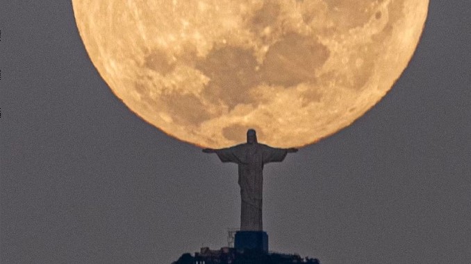等了3年!他拍到「耶穌抱月亮」吸引逾220萬人讚