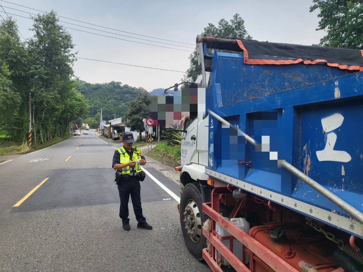 遏止危險駕駛亂象 大溪警加強取締台7砂石車 55