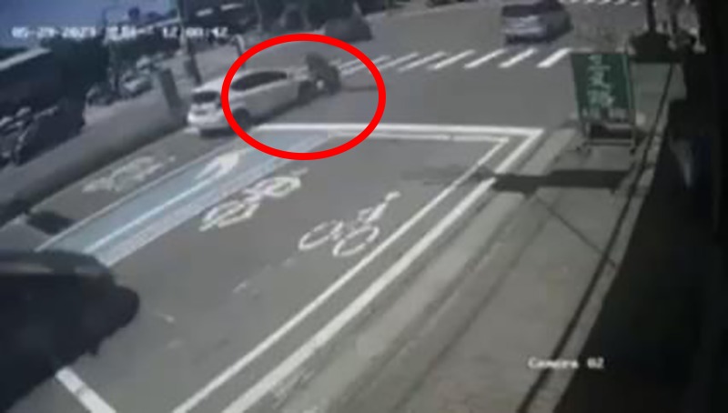 【有片】機車騎左轉專用道 遭直行車追撞釀1死 74647444