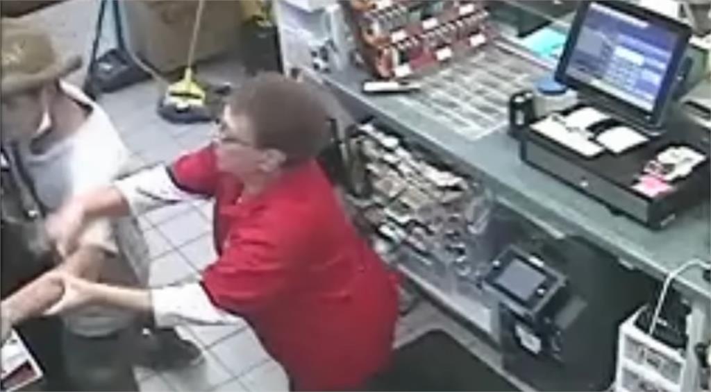 超商「阿嬤店員」阻持刀搶匪!竟因1動作遭開除