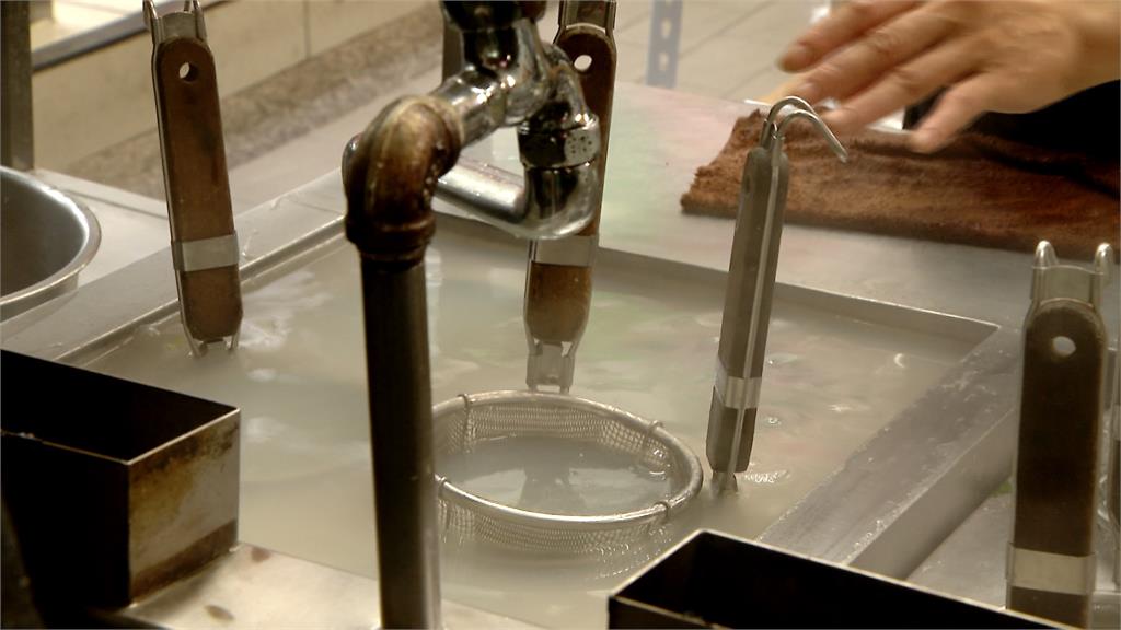 牛肉麵業者稱「洗湯鍋」 外送員公布完整影片打臉