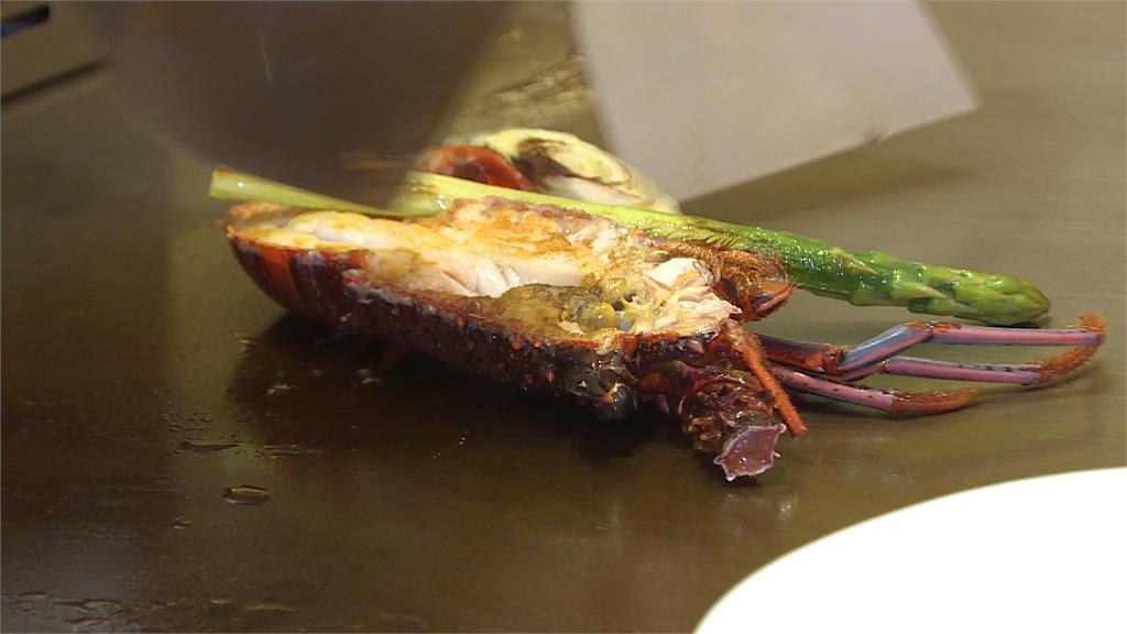 科技業名片拿出來 飯店免費送活龍蝦