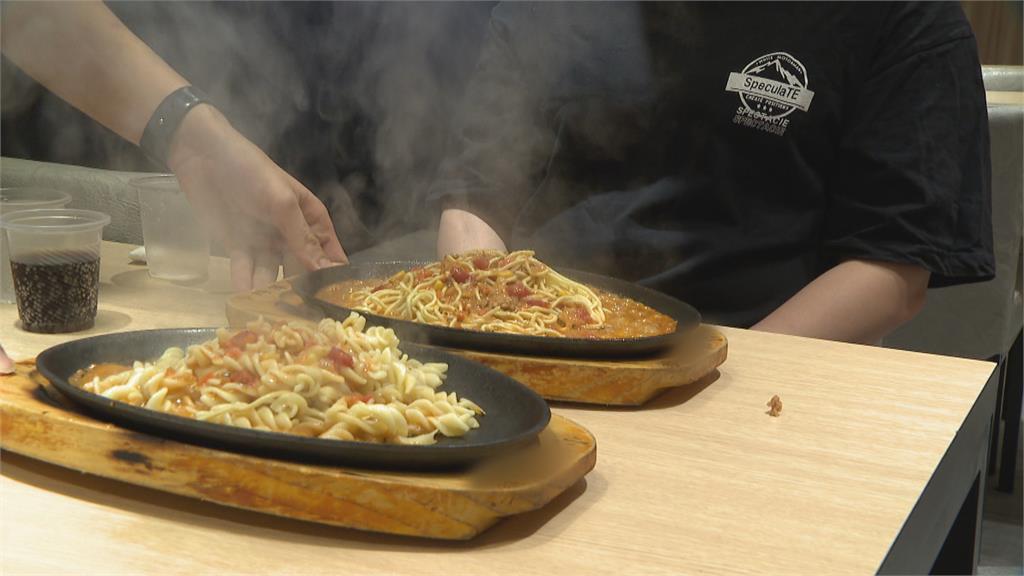 沒吃飽不准走!鐵板牛排館免費續麵 不限次數