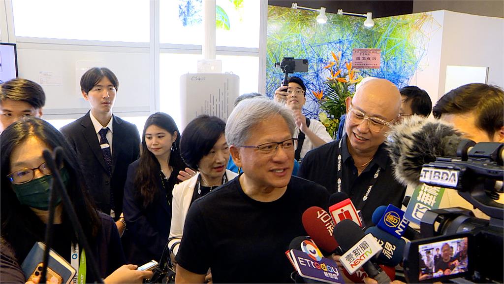 黃仁勳「黑色皮衣」借楊麒令穿!謝金河曝背後涵義