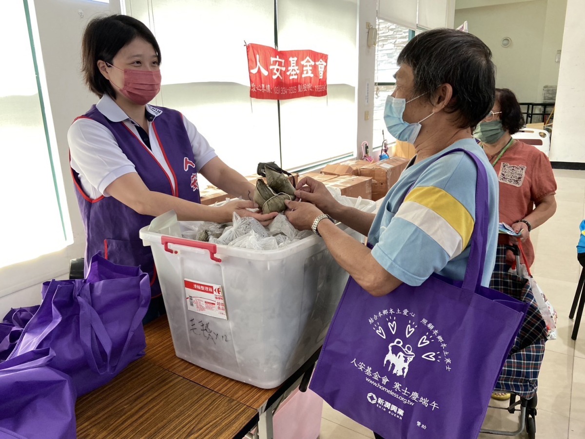 人安基金會助寒士共度端午 溫馨關懷棕意傳情 S 130015407