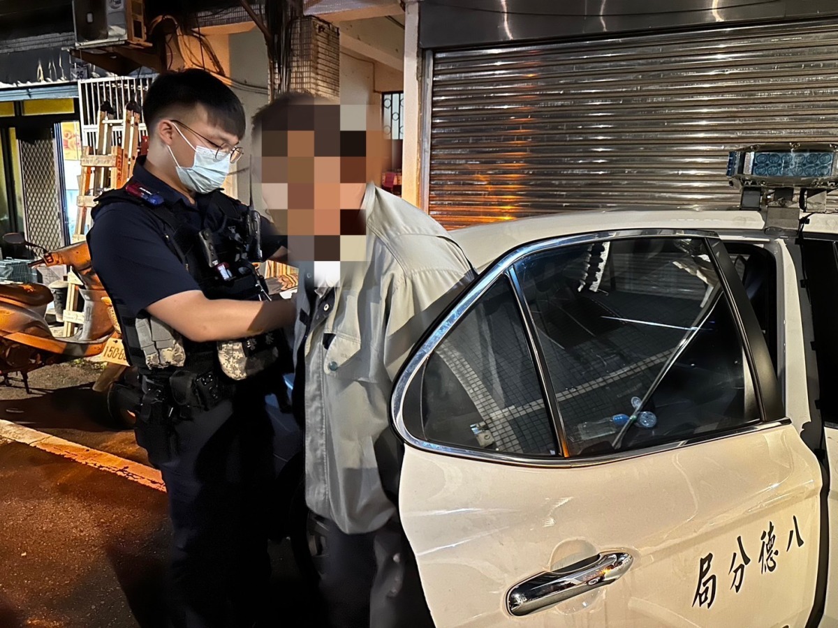 洗腎翁為家計堅持外出工作 頭暈跌坐路旁警及時協助 S 15745028