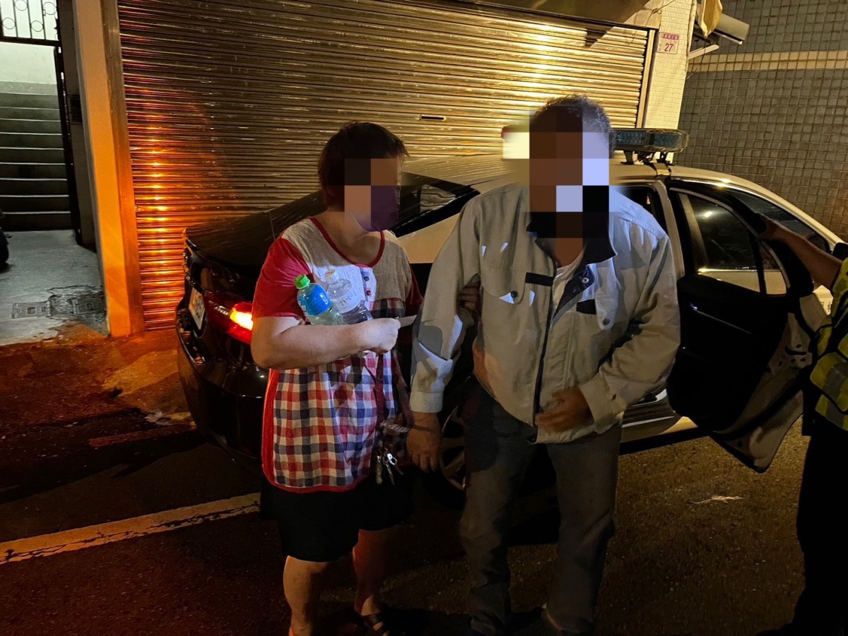 洗腎翁為家計堅持外出工作 頭暈跌坐路旁警及時協助 S 15745032