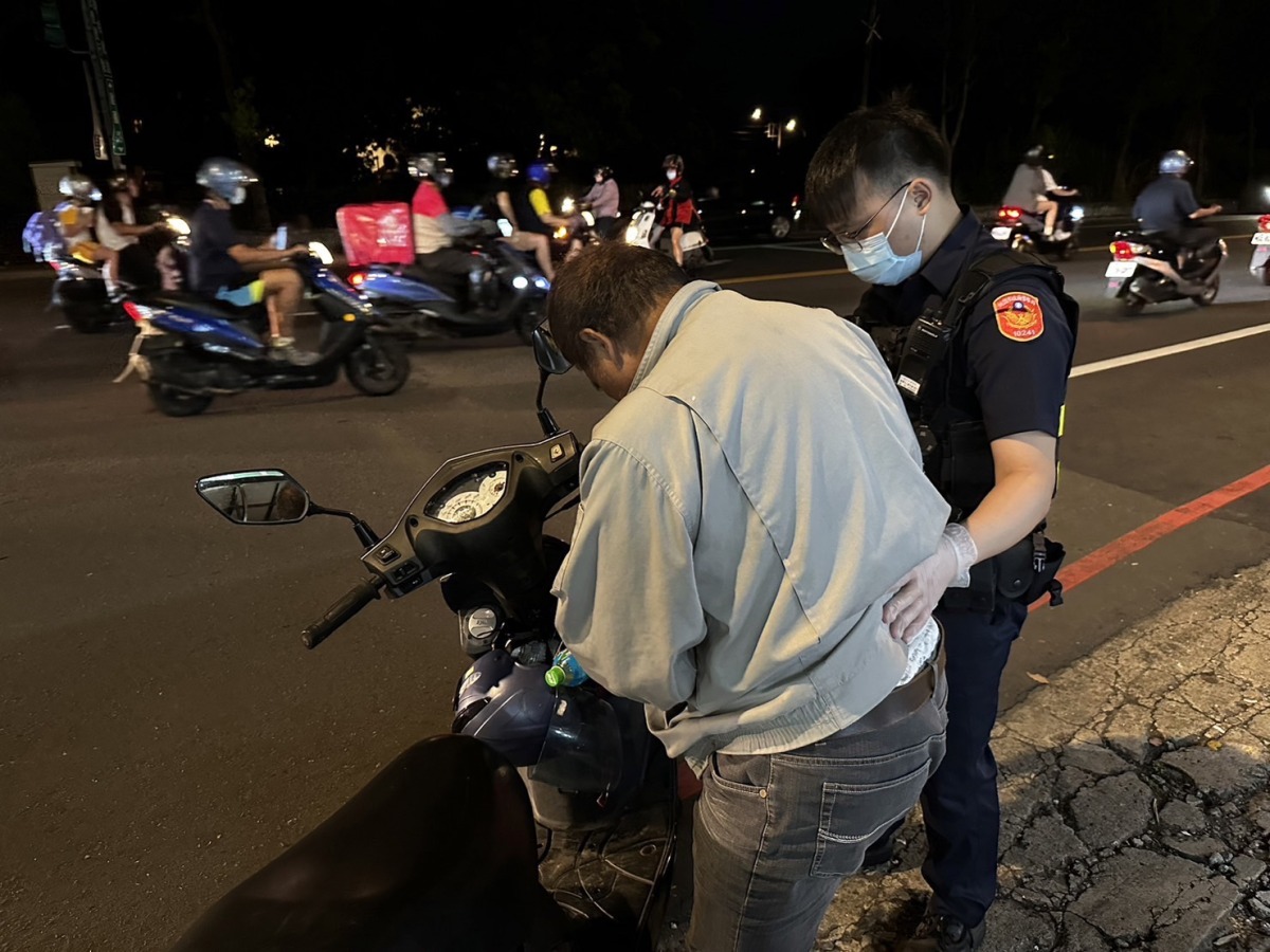 洗腎翁為家計堅持外出工作 頭暈跌坐路旁警及時協助 S 15745033