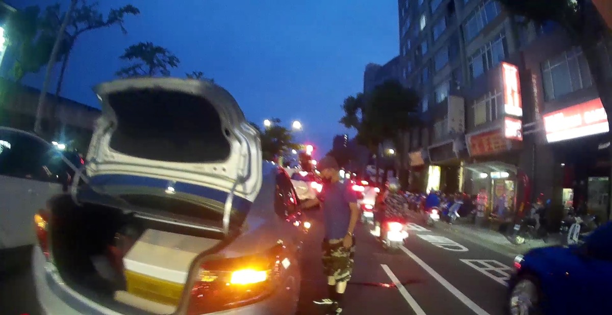 8旬翁車拋錨受困路中 八德暖警推車助解圍 S 16236600