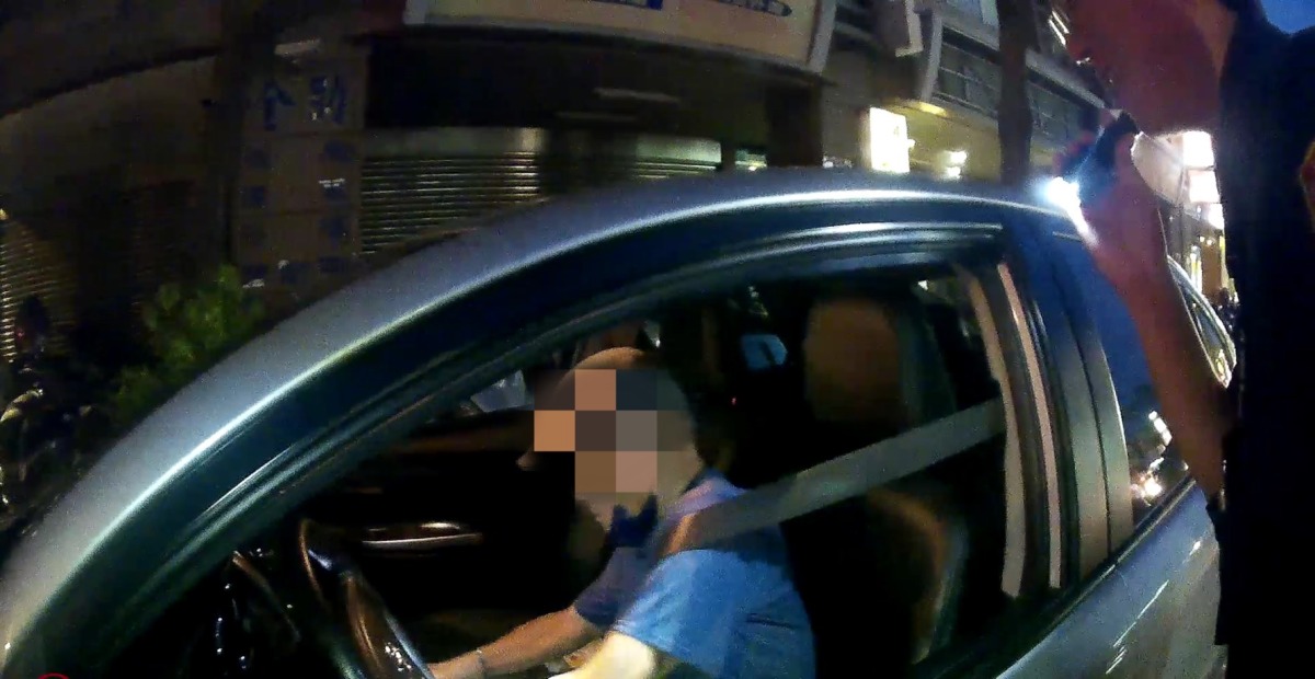 8旬翁車拋錨受困路中 八德暖警推車助解圍 S 16236602