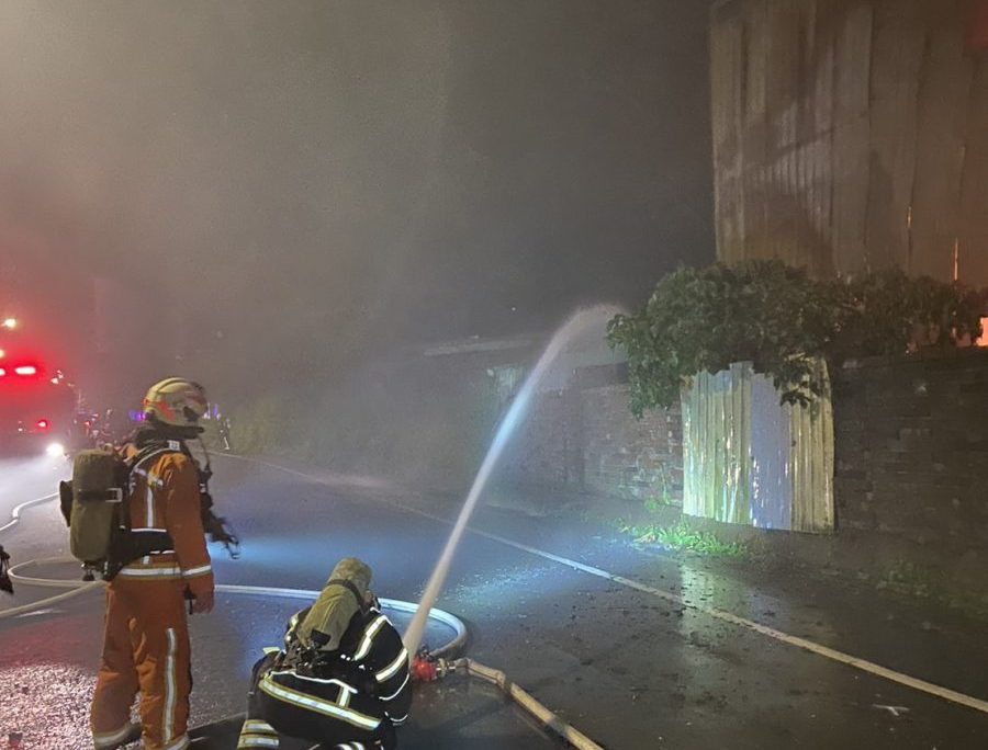 鐵皮工廠暗夜冒惡火 桃消出動74人30車救災