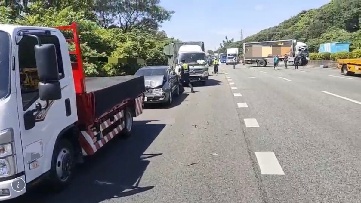 國3大溪段5車連環撞 1人受傷送醫 S 213180438
