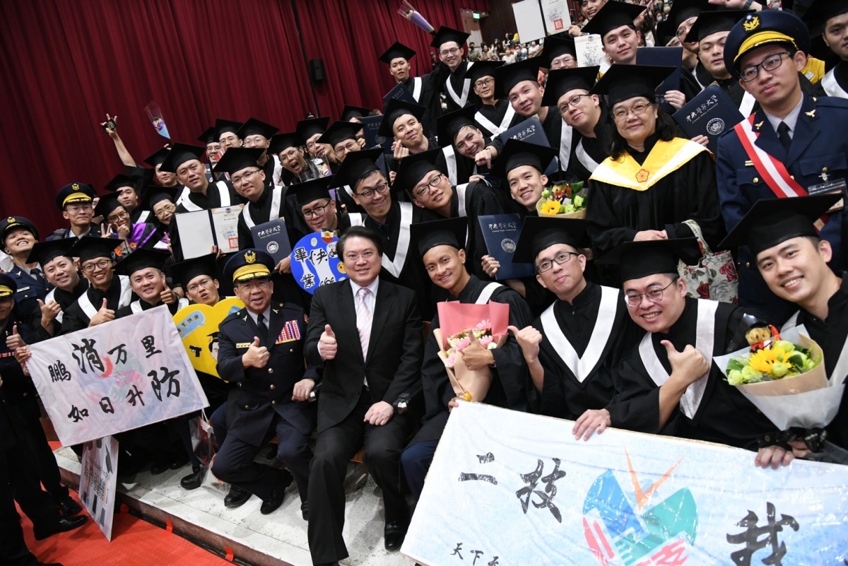 驪歌高唱 林右昌祝福警大365名畢業生鵬程萬里 S 35979343