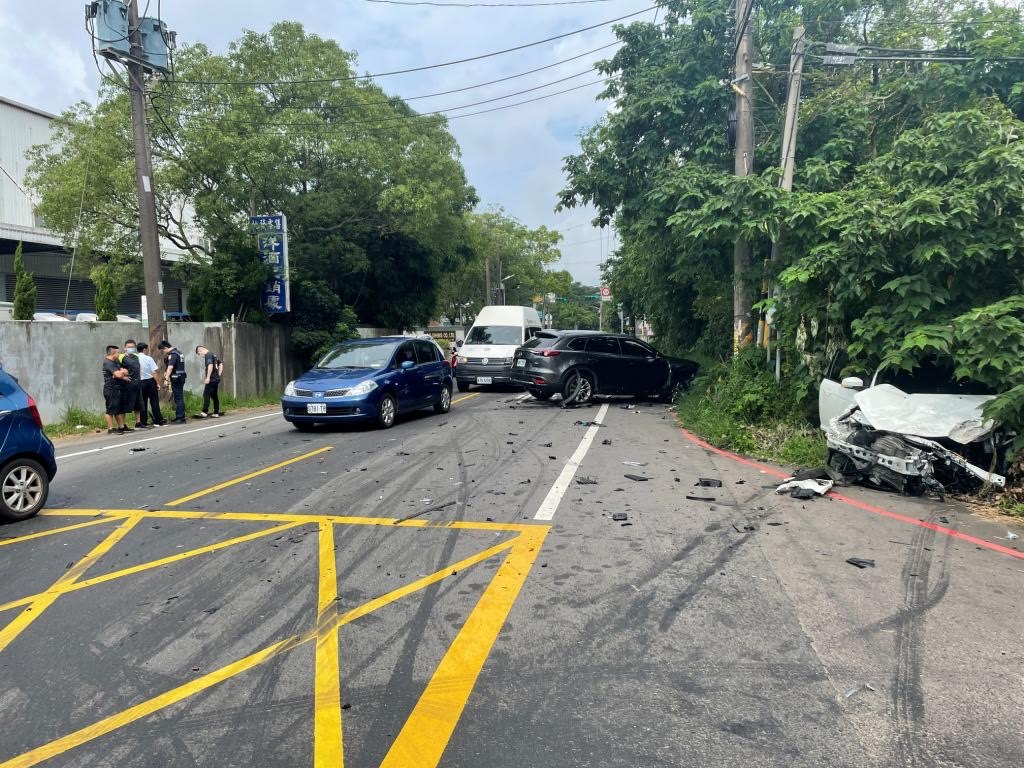 小客車左轉遭直行車高速追撞　車頭全毀噴飛草叢