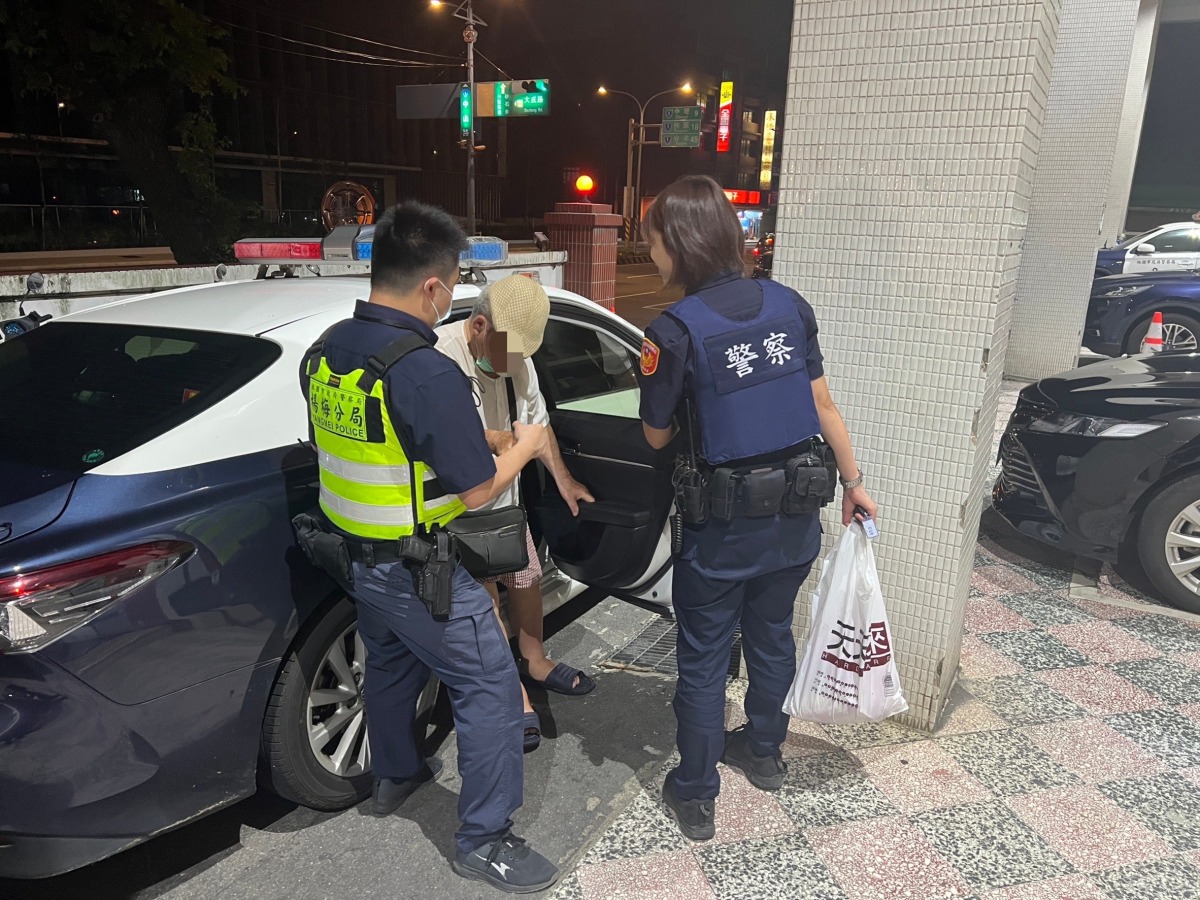 老翁車拋錨送修路邊苦等 楊梅警協助溝通助返家 S 9314367